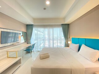 モダン アンド スペーシャス スタジオ ルーム アット グリーン コサンビ アパートメント