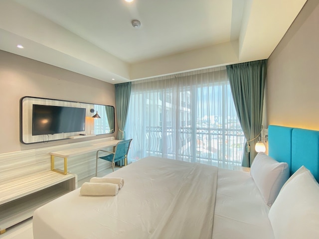 モダン アンド スペーシャス スタジオ ルーム アット グリーン コサンビ アパートメント