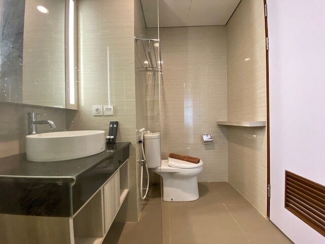 モダン アンド スペーシャス スタジオ ルーム アット グリーン コサンビ アパートメント