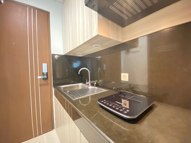 モダン アンド スペーシャス スタジオ ルーム アット グリーン コサンビ アパートメント