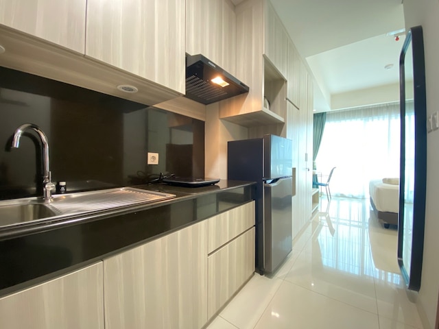 モダン アンド スペーシャス スタジオ ルーム アット グリーン コサンビ アパートメント