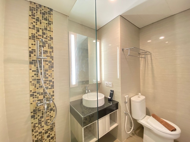 モダン アンド スペーシャス スタジオ ルーム アット グリーン コサンビ アパートメント