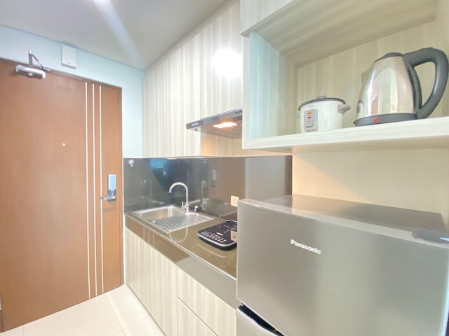 モダン アンド スペーシャス スタジオ ルーム アット グリーン コサンビ アパートメント