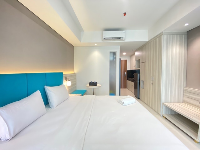 モダン アンド スペーシャス スタジオ ルーム アット グリーン コサンビ アパートメント