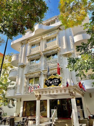 ツインズ ブティック ホテル