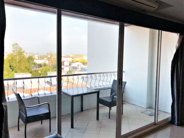 プラチナスイーツ、テップラシットロード - ラージトップフロアスタジオ