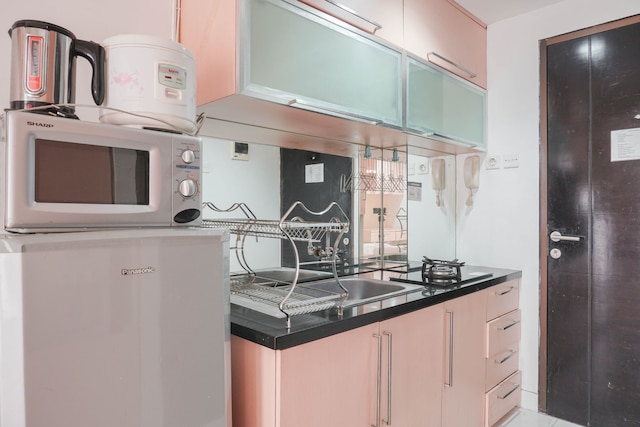 コンフィ アンド タィディ スタジオ アパートメント アット タマンサリ スディルマン