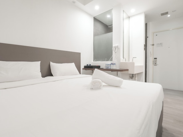 ア ホテル ディクソン, ステイ フロム 9PM トゥ 8AM