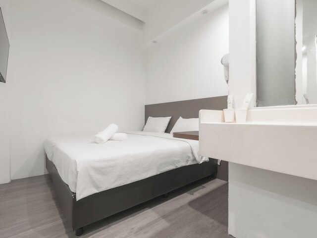 ア ホテル ディクソン, ステイ フロム 9PM トゥ 8AM