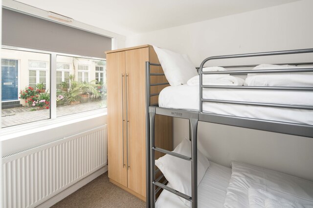 パディントンにある風変わりで居心地の良い2BDメウスフラット