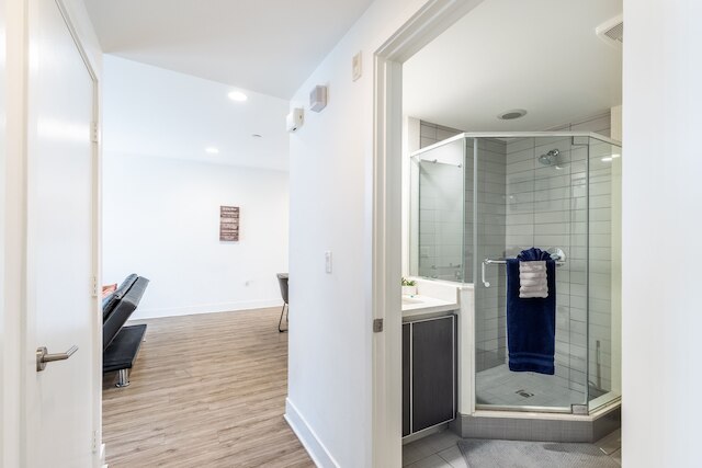 フリー ファーニッシュド 3 ベッドルーム アパートメント オン ポインセッティア プレイス 3 アパートメンツ バイ レッドオーニング