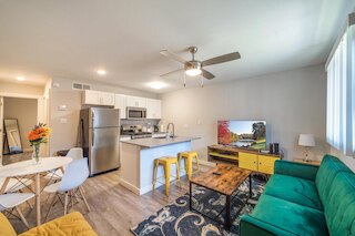 スタイリッシュ 1 ベッドルーム ニア UT ブレントウッド エボニフィ