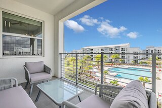 ニュー マジカリー シームド  コンドミニアム W / プール ビュー !