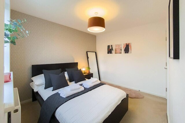 スタニング 4 ベッド ハウス ウィズ シネマ ルーム & パーキング