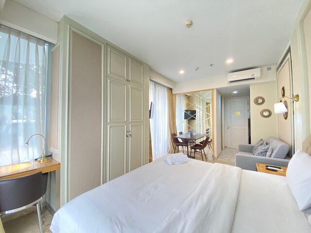 モダン スタジオ ルーム ウィズ ジャグジー アット アート デコ アパートメント