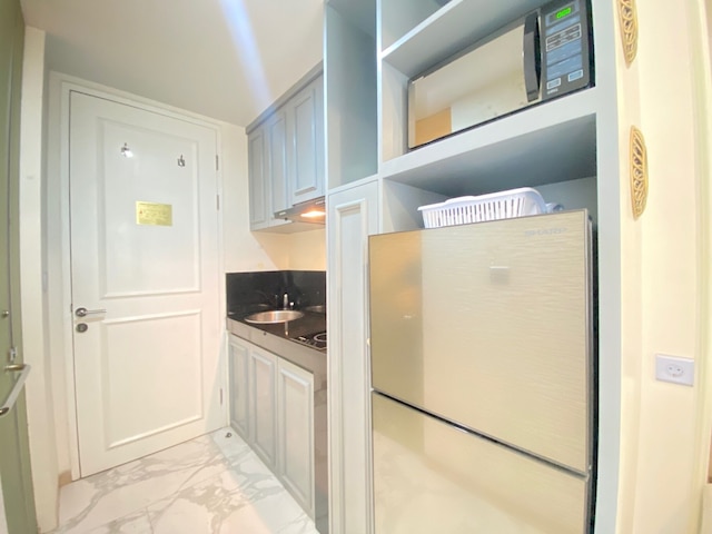 モダン スタジオ ルーム ウィズ ジャグジー アット アート デコ アパートメント