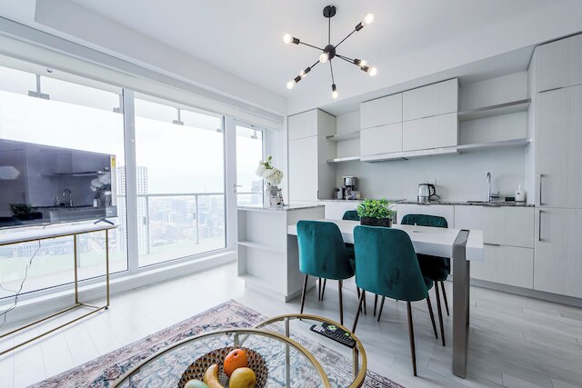 シティビューハイフロアベイ&ジェラードペットフレンドリーコンドウシックキッズホスピタルへの散歩