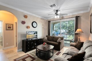 スペーシャス 3 ベッド, 2 バス コンド イン ゲーテッド コミュニティ 3 ベッドルーム コンド バイ レッドオーニング