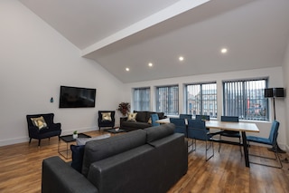 ウッド ストリート アパートメンツ