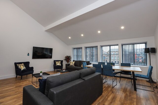 ウッド ストリート アパートメンツ