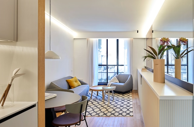 60 バルコニーズ アイコニック