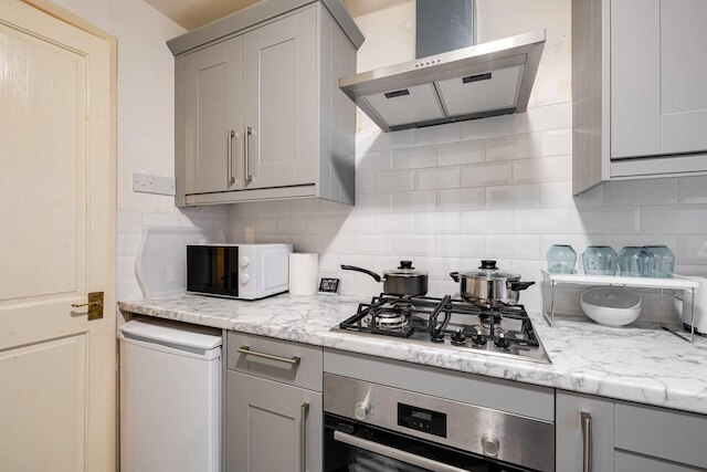 ラブリー  2  ベッドルーム アパートメント ウィズ ファイアープレイス