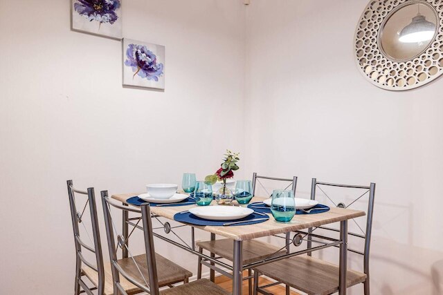 ラブリー  2  ベッドルーム アパートメント ウィズ ファイアープレイス