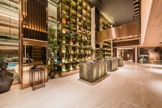 アシュレー タナ アバン