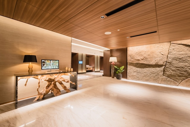 アシュレー タナ アバン