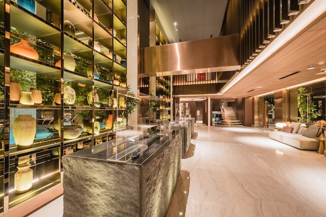 アシュレー タナ アバン