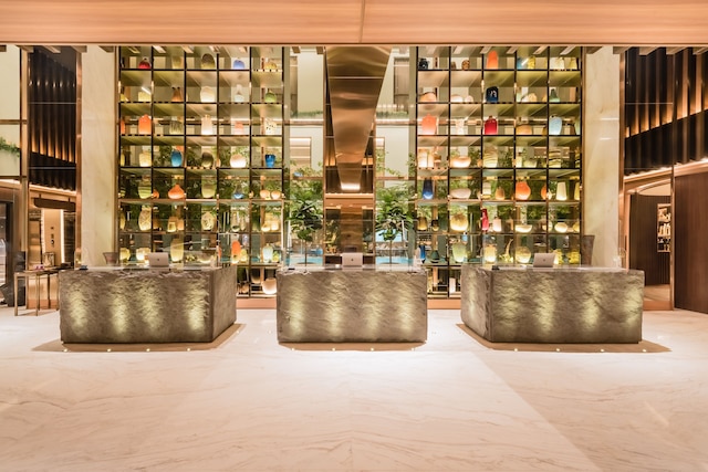 アシュレー タナ アバン