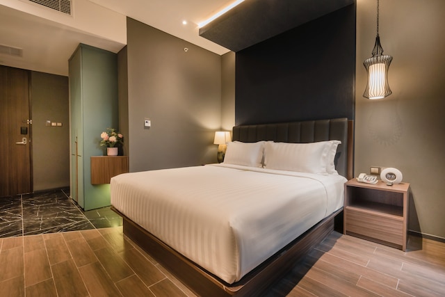 アシュレー タナ アバン