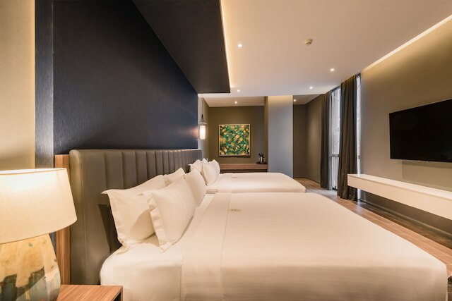 アシュレー タナ アバン