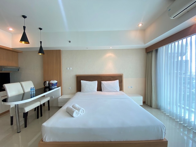 デラックス スタジオ ルーム アット タマンサリ ラ グランド アパートメント