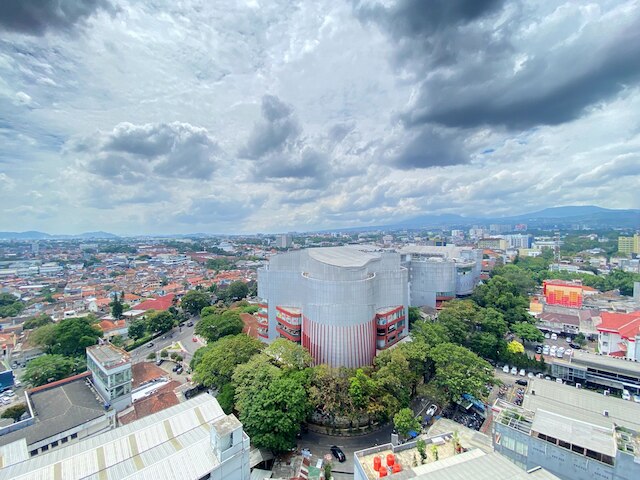 デラックス スタジオ ルーム アット タマンサリ ラ グランド アパートメント