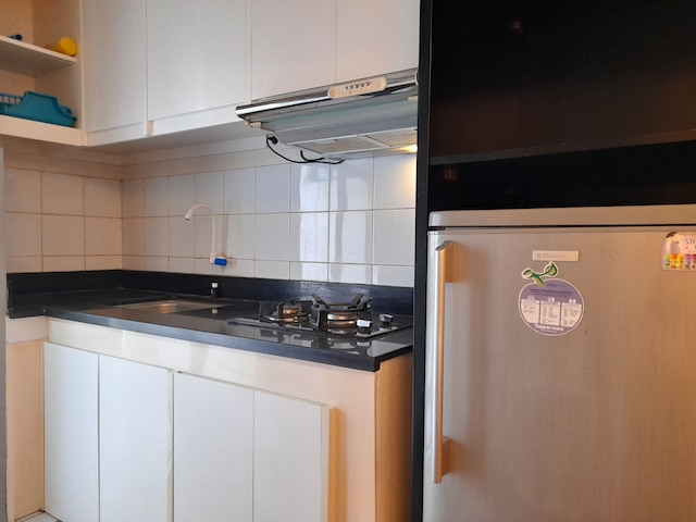 モダン スタジオ ルーム アット ゲートウェイ アーマド ヤニ チカダズ アパートメント