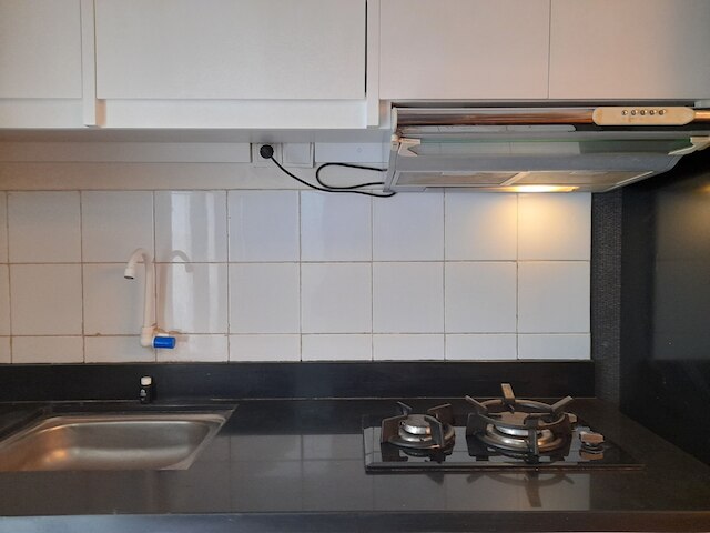 モダン スタジオ ルーム アット ゲートウェイ アーマド ヤニ チカダズ アパートメント