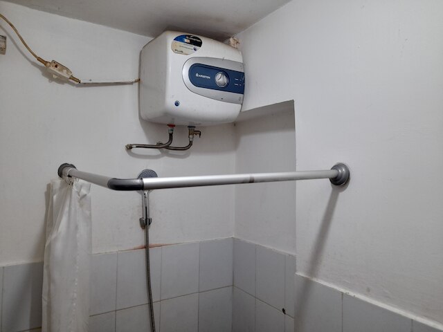 モダン スタジオ ルーム アット ゲートウェイ アーマド ヤニ チカダズ アパートメント