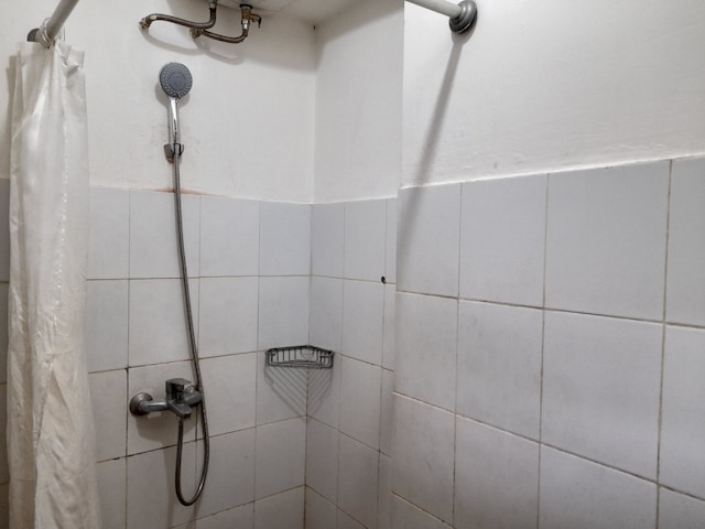 モダン スタジオ ルーム アット ゲートウェイ アーマド ヤニ チカダズ アパートメント