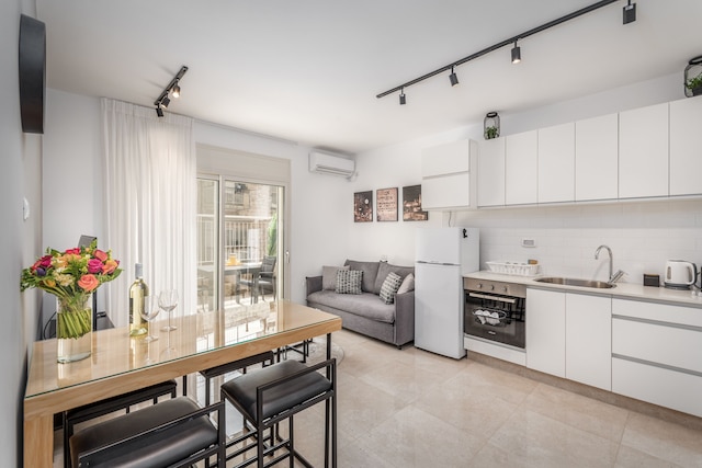 スタイリッシュ ワン ベッドR ウィズ バルコニー