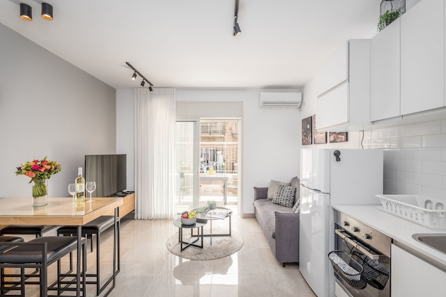 スタイリッシュ ワン ベッドR ウィズ バルコニー