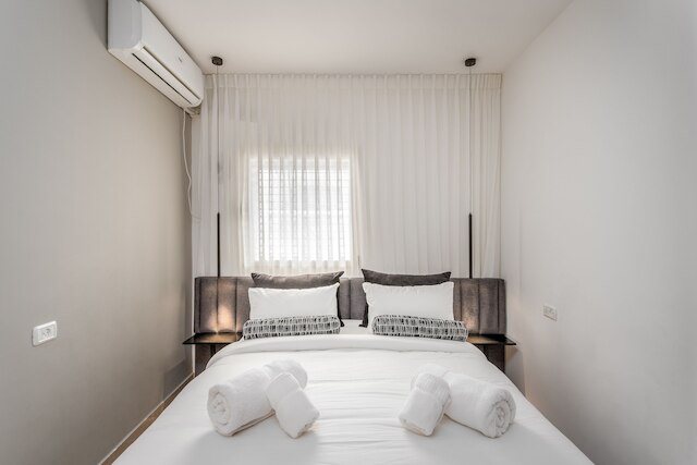 スタイリッシュ ワン ベッドR ウィズ バルコニー