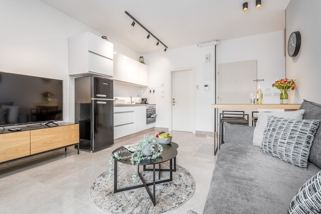 チャーミング ワン ベッドルーム ウィズ バルコニー