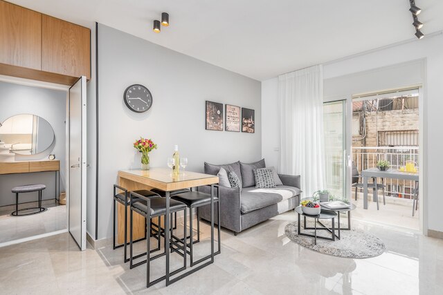 チャーミング ワン ベッドルーム ウィズ バルコニー