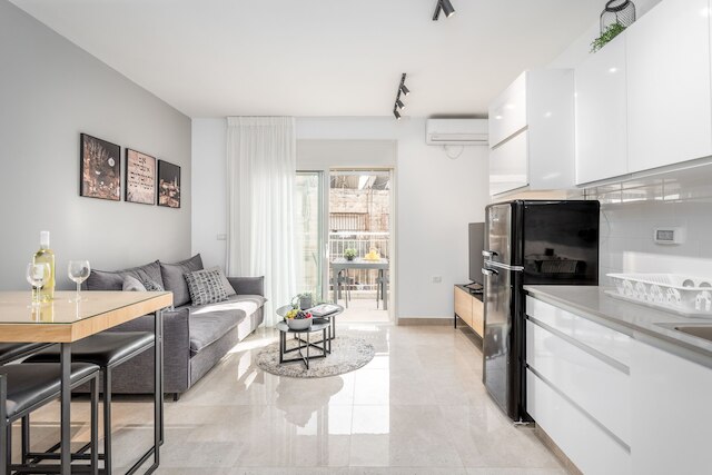 チャーミング ワン ベッドルーム ウィズ バルコニー