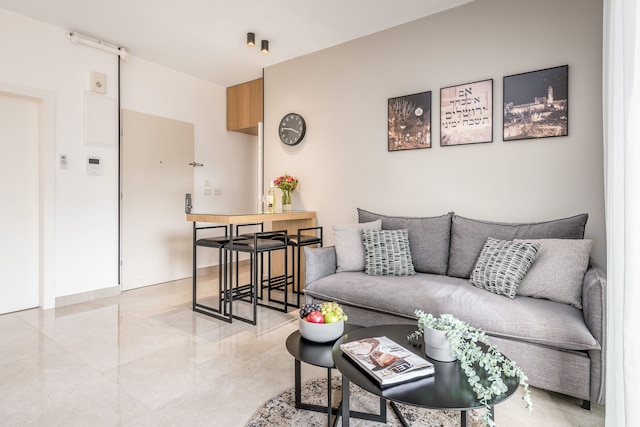 チャーミング ワン ベッドルーム ウィズ バルコニー