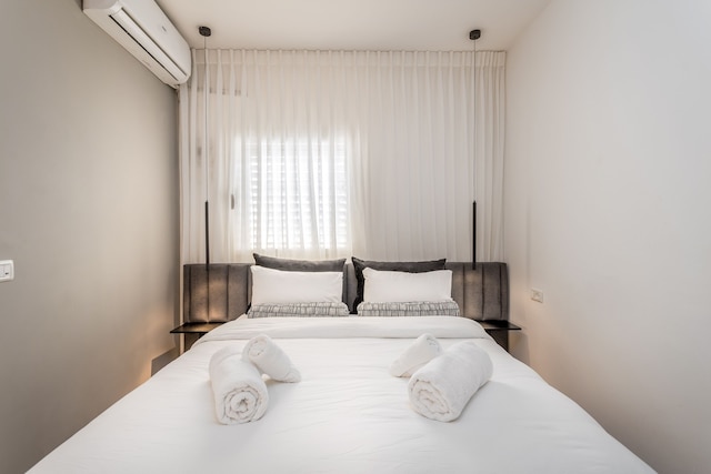 チャーミング ワン ベッドルーム ウィズ バルコニー