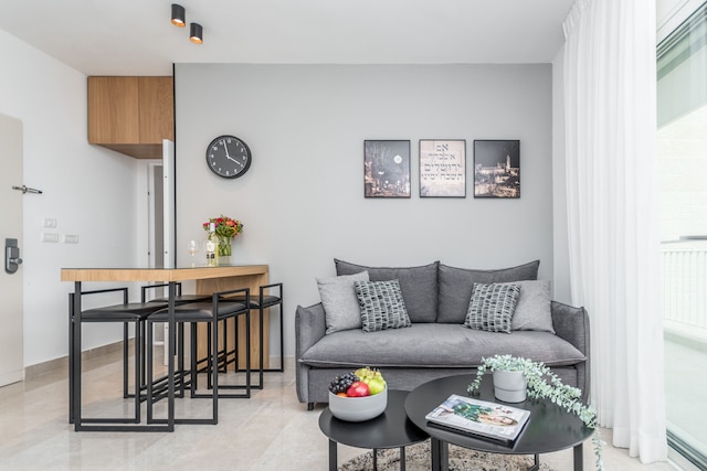 チャーミング ワン ベッドルーム ウィズ バルコニー