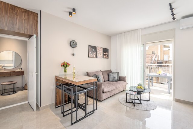 ラブリー ワン ベッドル ウィズ バルコニー