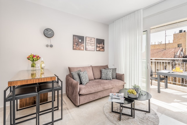 ラブリー ワン ベッドル ウィズ バルコニー